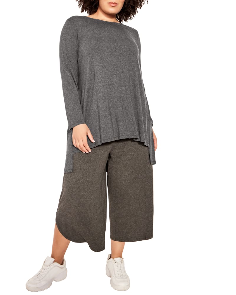 Front of a model wearing a size 22/24 TUNIC GATHER BACK in Charcoal Grey by Zim & Zoe. | dia_product_style_image_id:302898